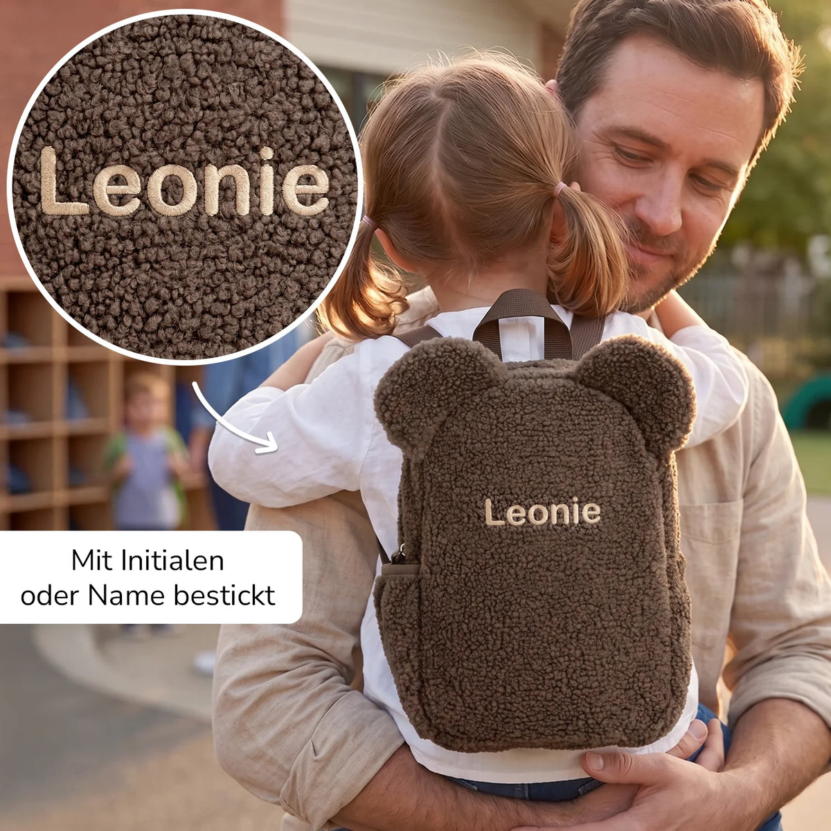Personalisierter Teddy Rucksack mit Ohren und gesticktem Namen „Leonie“, Vater trägt Mädchen mit Rucksack in Taupe, Bo & Birdie