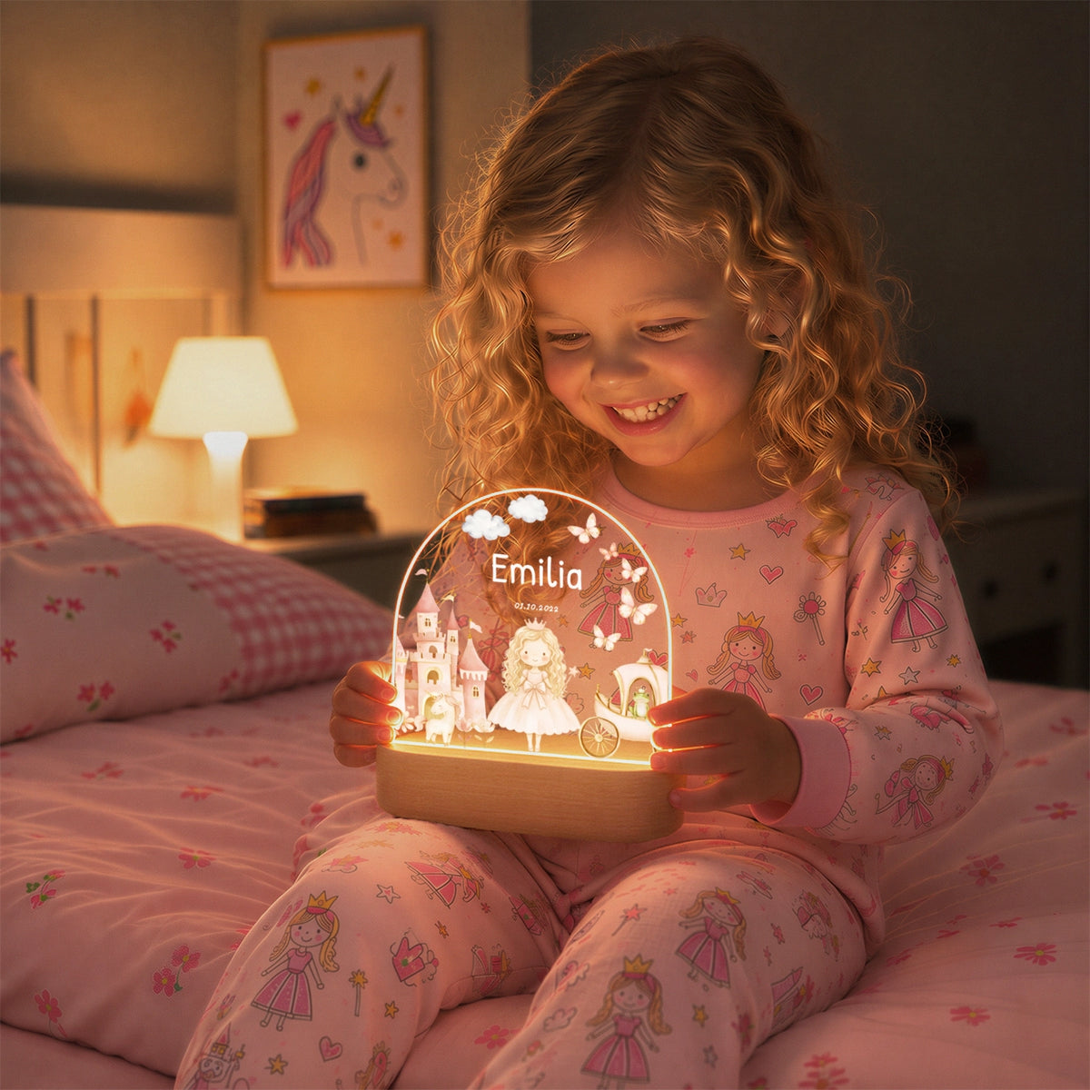 Mädchen im Schlafanzug hält das Nachtlicht mit Prinzessin auf dem Bett