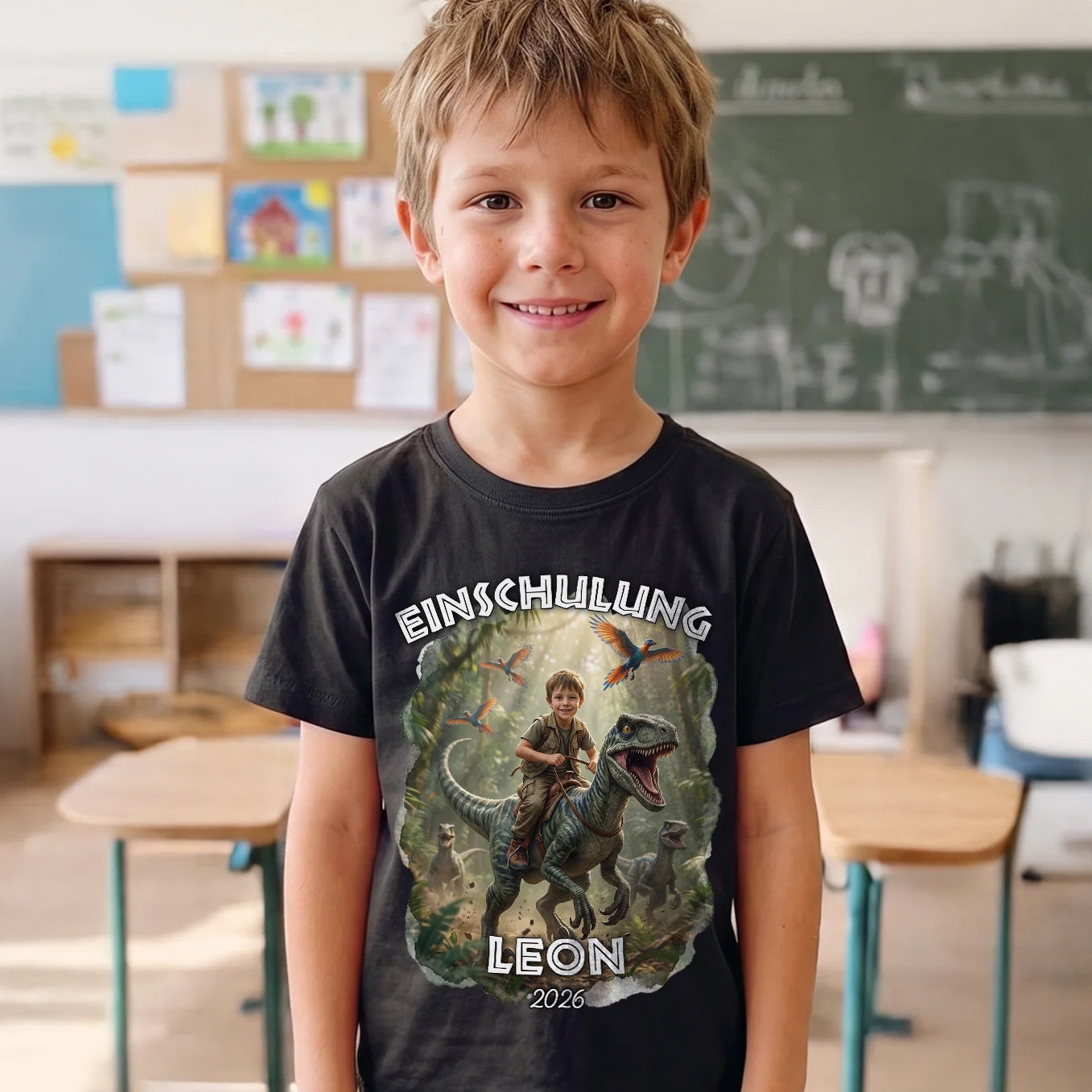 Personalisiertes T-Shirt "Schulkind Dino"