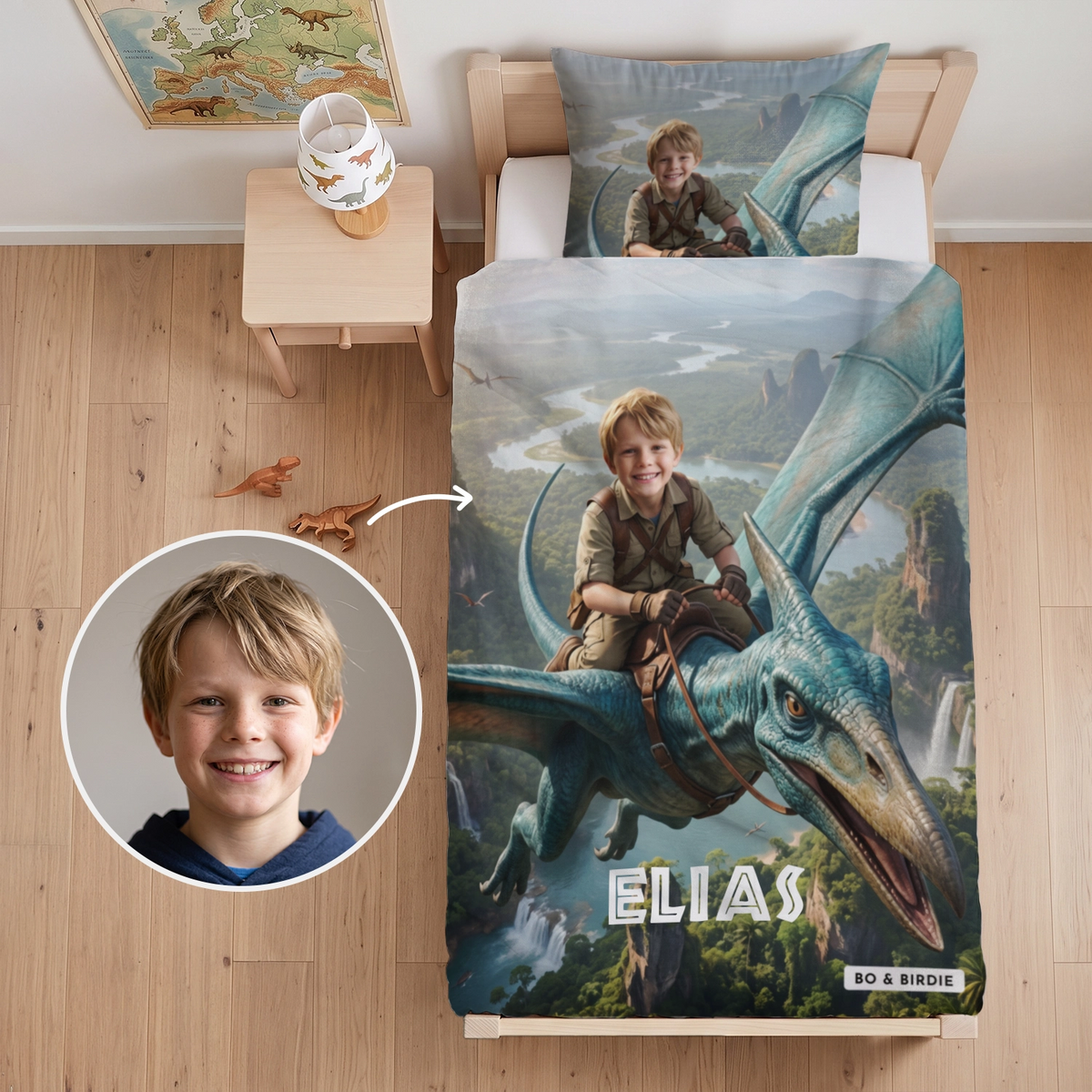 Personalisierte Kinderbettwäsche Fliegender Dino mit Foto und Name: Junge auf Flugsaurier – Bo & Birdie