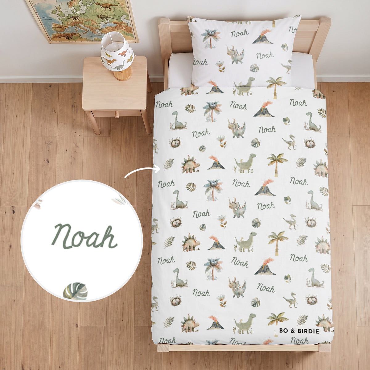 Personalisierte Kinderbettwäsche Dinos mit Name, Aquarell-Dinosaurier und Palmen auf Weiß – Bo & Birdie
