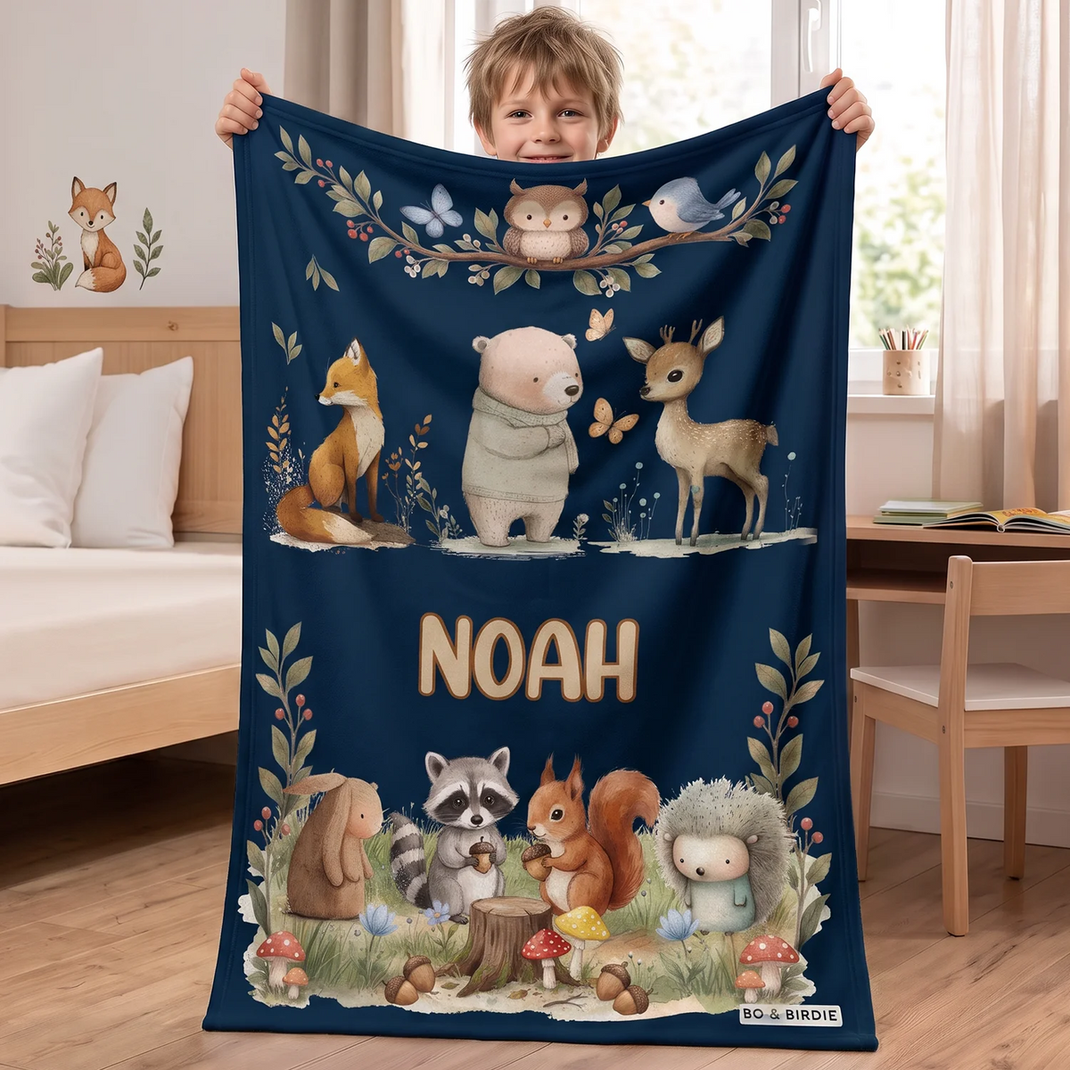 Personalisierte Kinderdecke "Waldtiere" in Dunkelblau mit Fuchs, Bär, Reh und weiteren Waldtieren rund um den Namen Noah