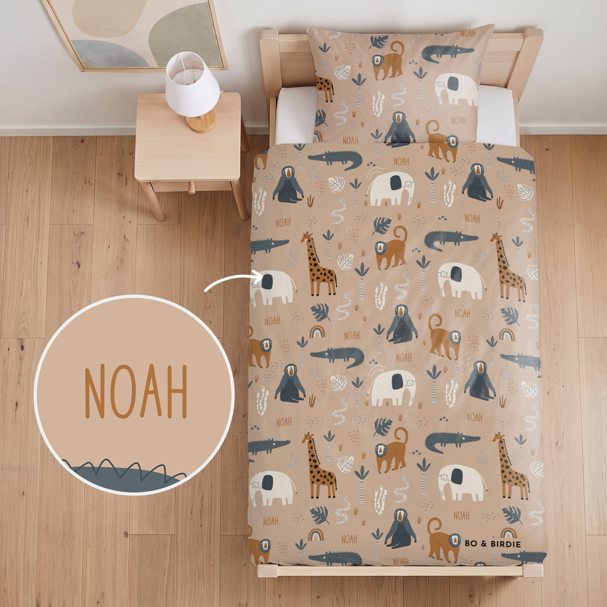 Personalisierte Kinderbettwäsche Savanne mit Name, Elefant, Giraffe und Krokodil auf Beige – Bo & Birdie