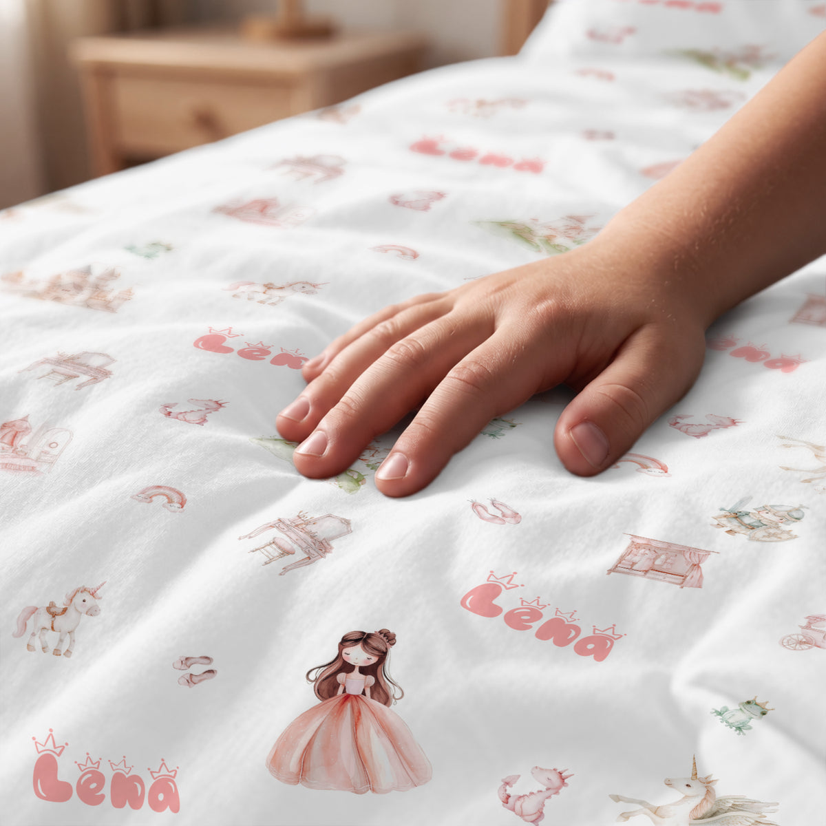 Hand streicht über die Prinzessinnen-Kinderbettwäsche mit Prinzessin und Namen