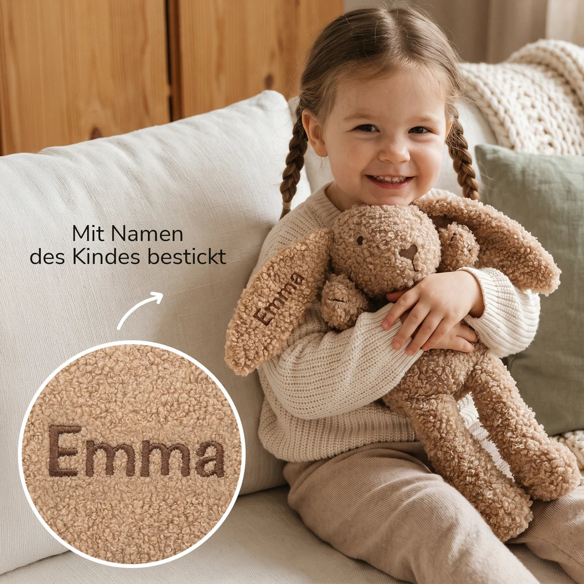 Personalisiertes Kuscheltier „Beiger Hase“ mit Namen am Ohr bestickt, Mädchen kuschelt den Bouclé-Hasen, Bo & Birdie