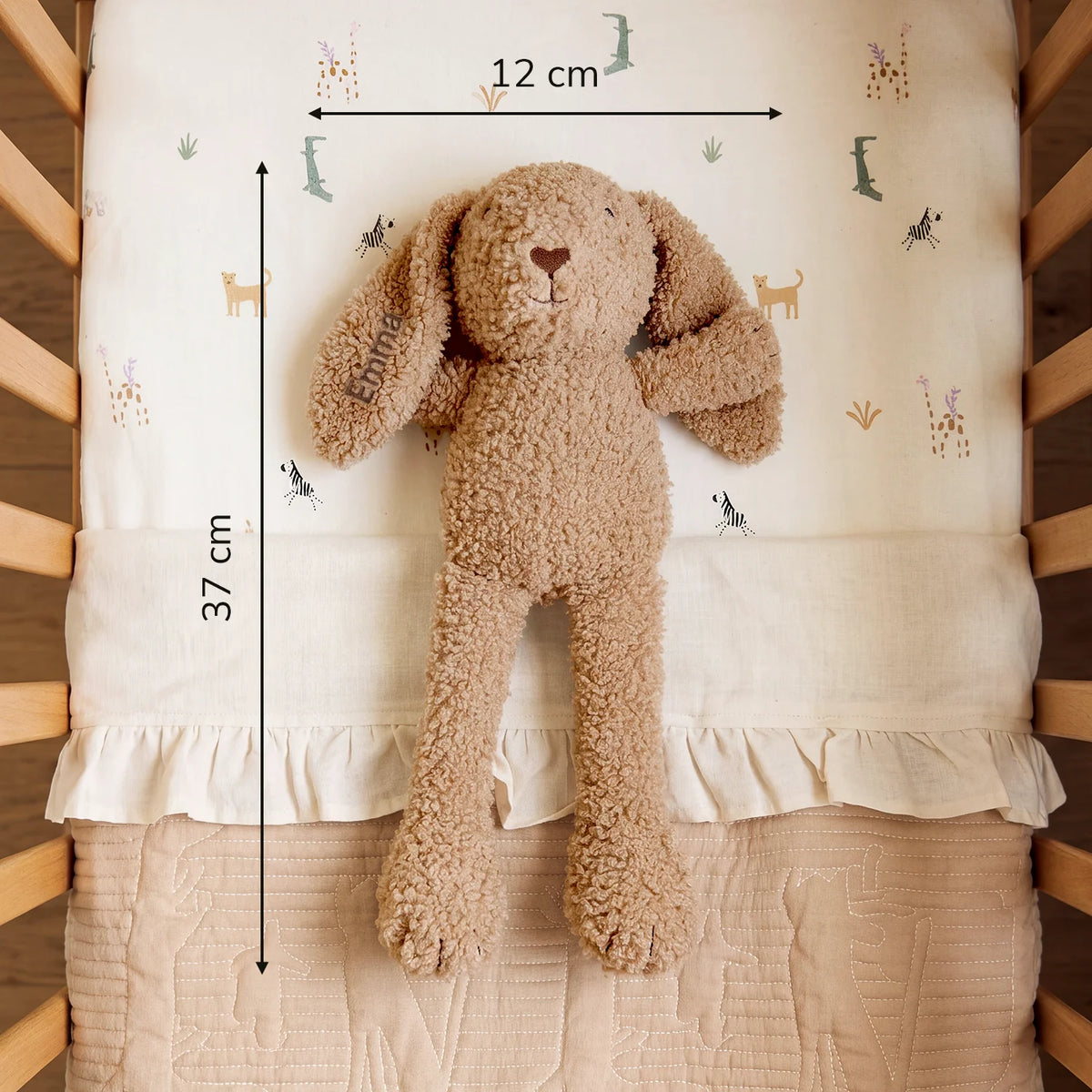 Kuschelhase liegt im Babybett, 37 x 12 cm groß