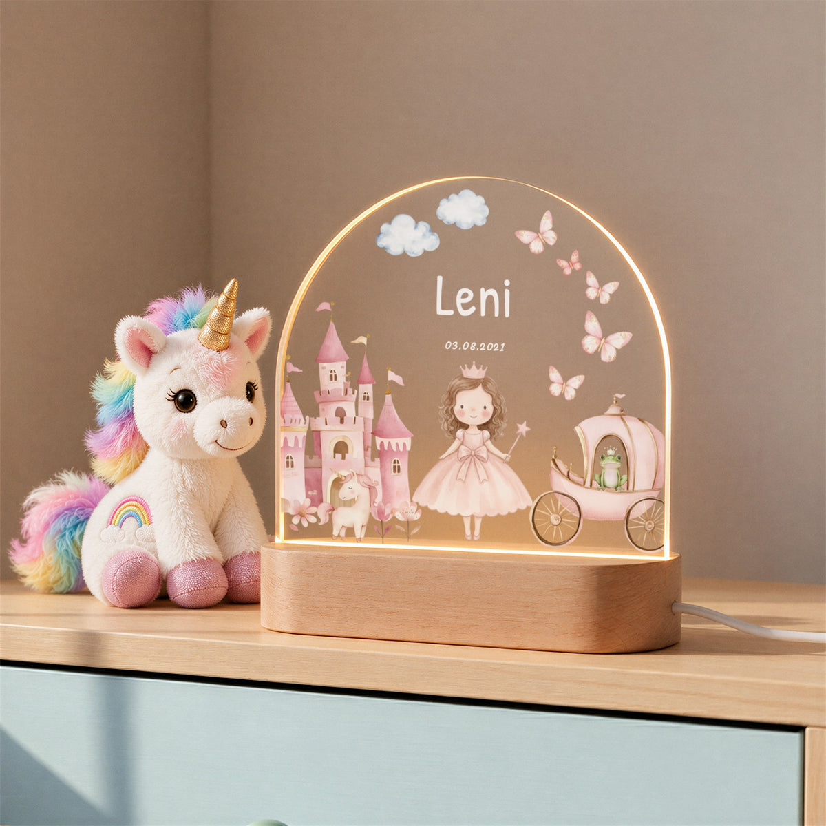 Prinzessin-Nachtlicht mit Namen neben Einhorn-Plüschtier