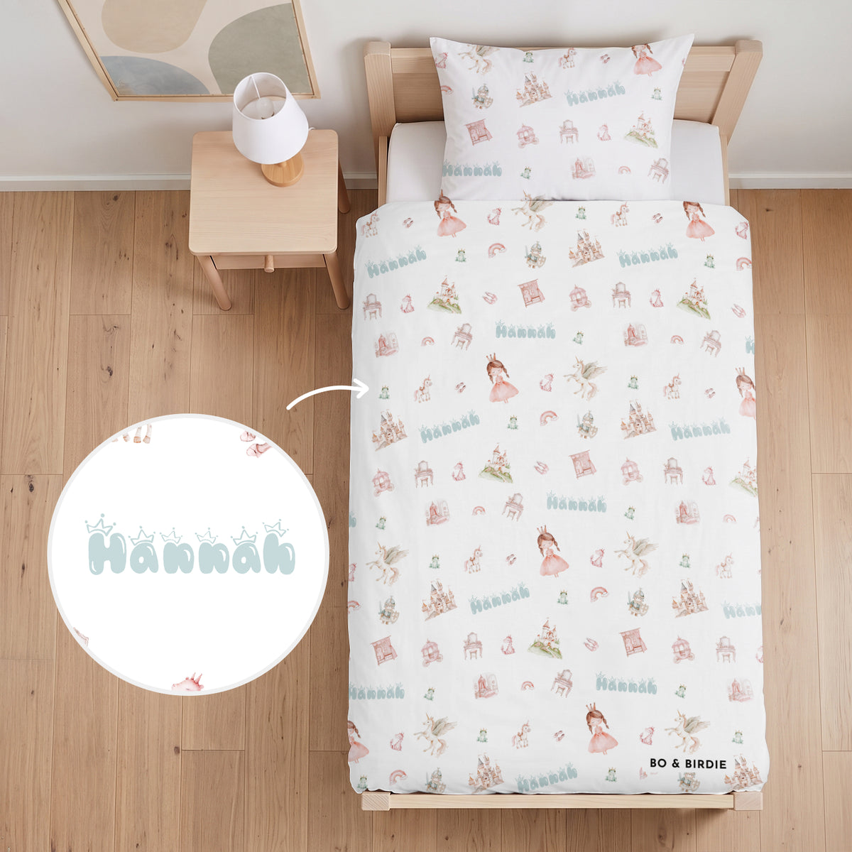 Personalisierte Kinderbettwäsche Prinzessin mit Name, Prinzessinnen und Schlösser auf Weiß – Bo & Birdie