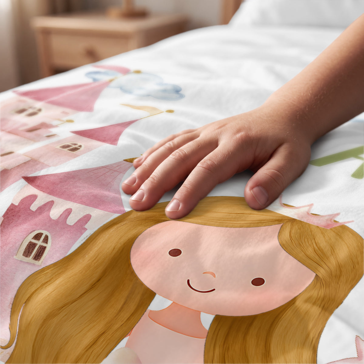 Hand streicht über die Wunschprinzessin-Bettwäsche mit Prinzessin