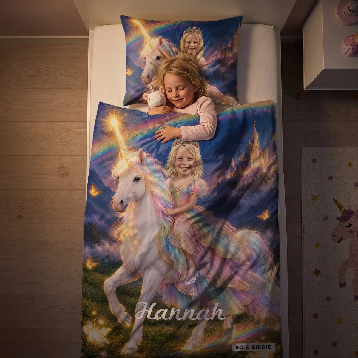 Mädchen kuschelt in der Prinzessinnen-Bettwäsche