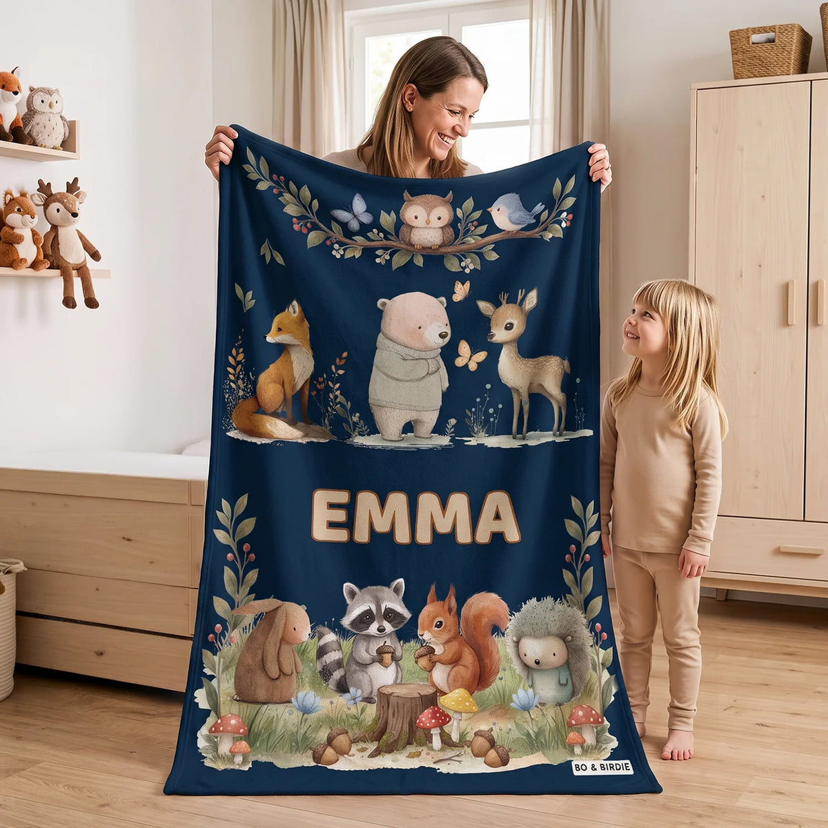 Mutter und Tochter mit der personalisierten Waldtiere-Decke Emma im Kinderzimmer