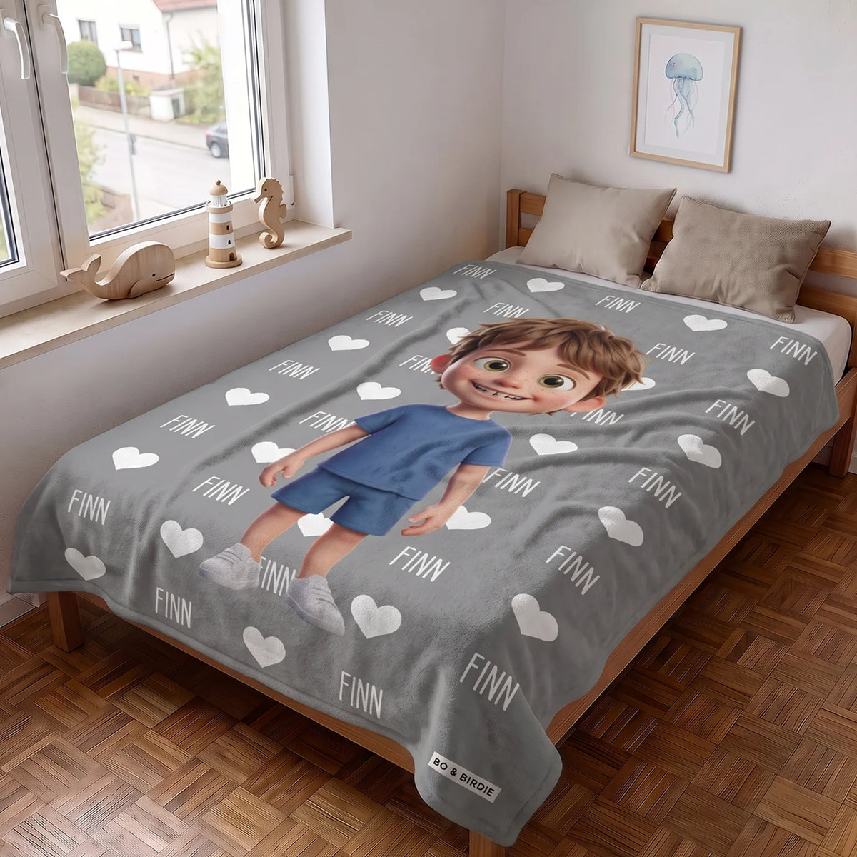 Graue Decke mit Cartoon-Junge und Namen Finn auf einem Bett